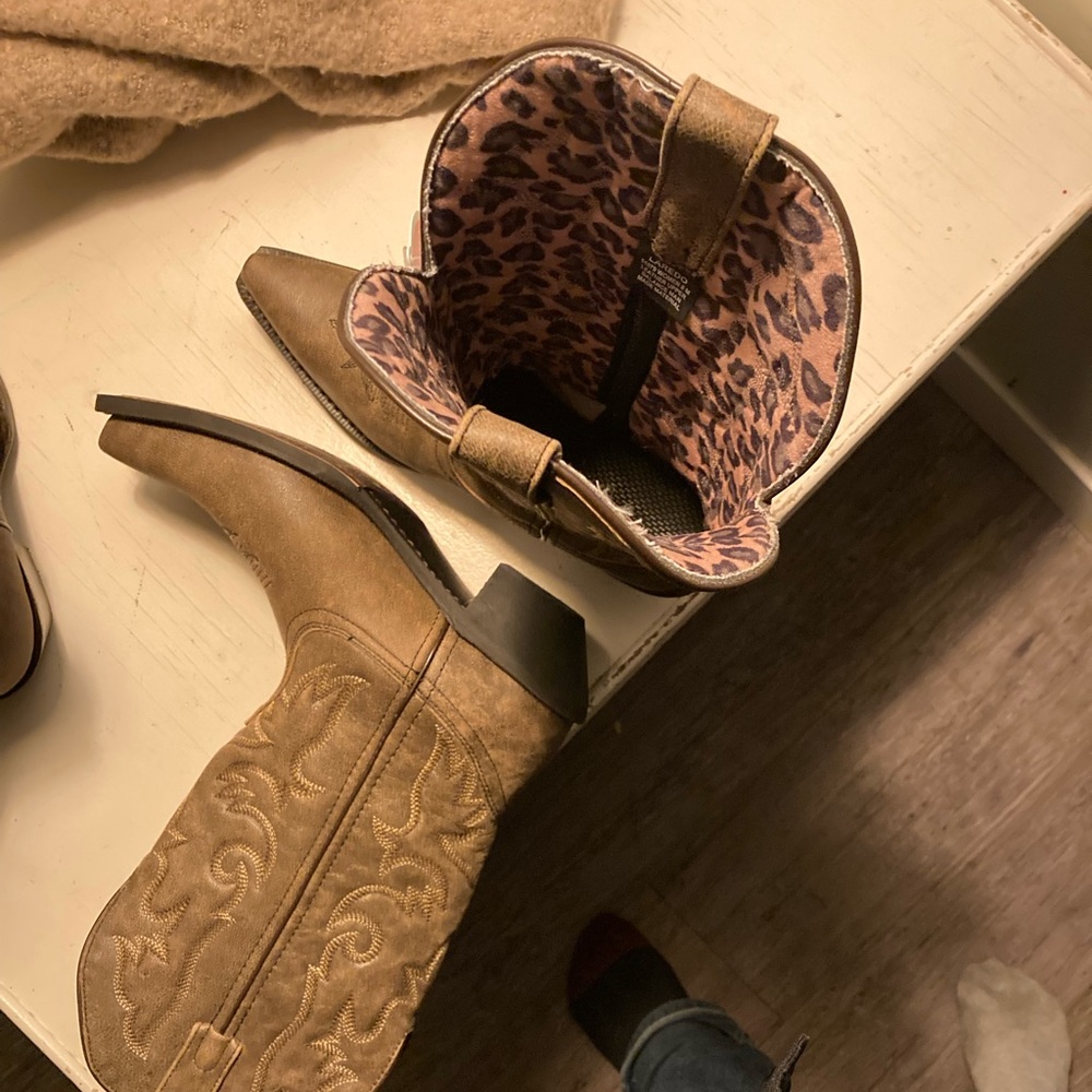 Women’s cowboy boots size 8 have tags